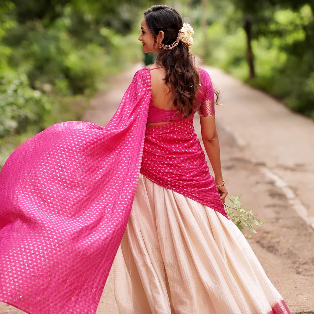 తొలి సినిమాతోనే కుర్రాళ్ళ డ్రీమ్ గర్ల్ గా మారిపోయింది. ఆతర్వాత తెలుగులో రెండు  మూడు సినిమాలు చేసింది. కానీ పెద్దగా గుర్తింపు తెచ్చుకోలేకపోయింది. దాంతో ఇతర భాషల్లో అదృష్టాన్ని పరీక్షించుకుంది. అక్కడ పర్లేదు అనిపించుకుంది.