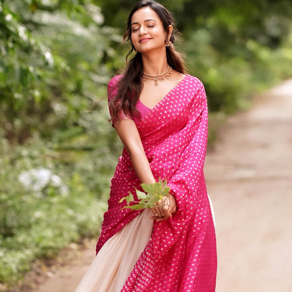 అలాగే మరాఠీలో పలు సినిమాల్లో నటించింది. ప్రస్తుతం తెలుగు తెరకు దూరంగా ఉన్న శాన్వి మిగతా భాషలలో మాత్రం సినిమాల్లో నటిస్తుంది. అలాగే సోషల్ మీడియాలో ఈ బ్యూటీ ఓ రేంజ్ లో అందాలతో ఆకట్టుకుంటుంది. 