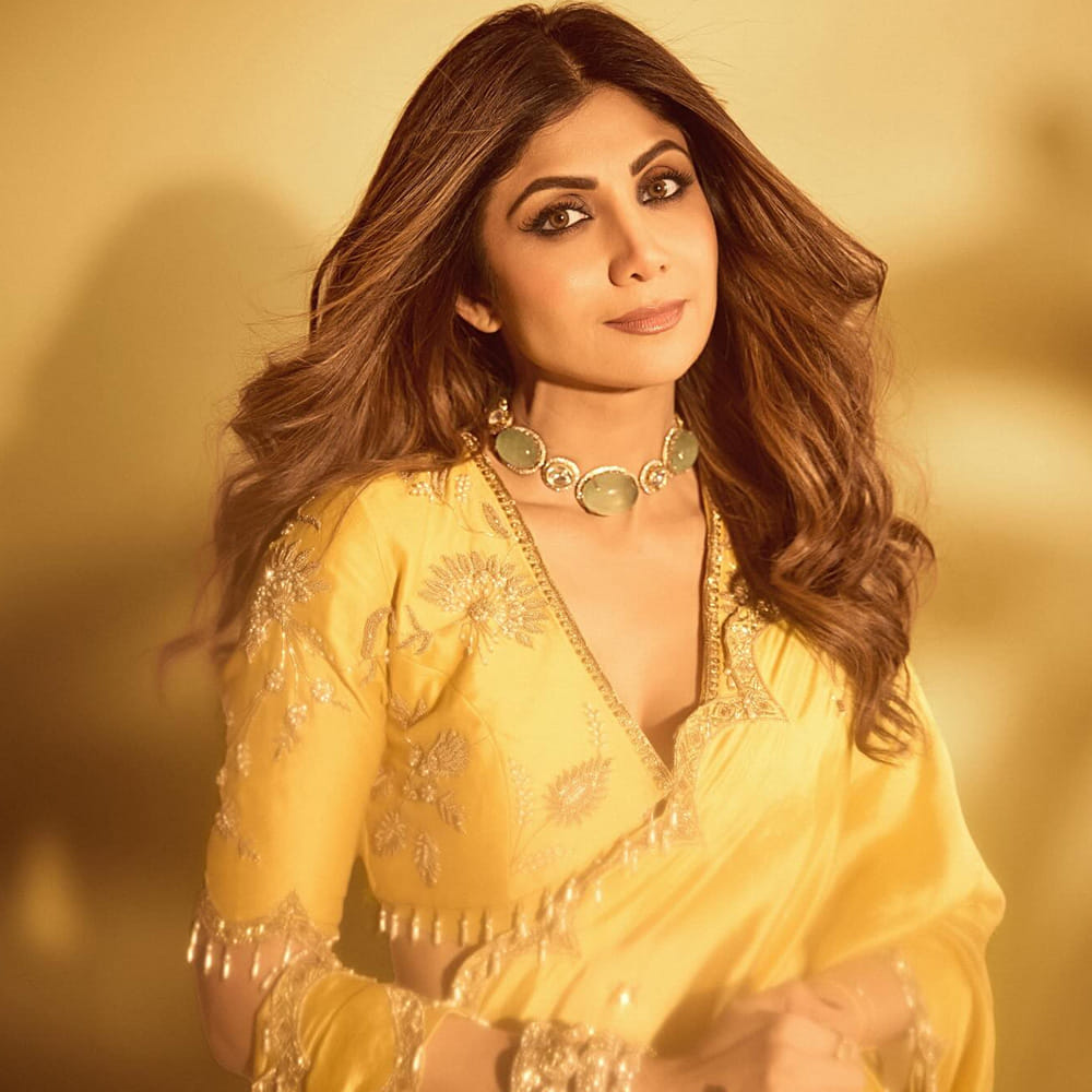 తన లుక్, ఫిట్నెస్ కు కారణంగా ఆహారపు అలవాట్లే ప్రధాన కారణమని తెలిపింది. బరువు తగ్గాలనే ఉద్దేశంతో చాలా మంది బ్రేక్ ఫాస్ట్ మానేస్తారని.. కానీ తాను మాత్రం ఆ తప్పు అస్సలు చేయనని తెలిపారు. ఉదయం నిద్రలేచిన వెంటనే ఒక గ్లాస్ గోరువెచ్చని నీటిని తాగడంతో తన డే మొదలవుతుందని తెలిపారు. 