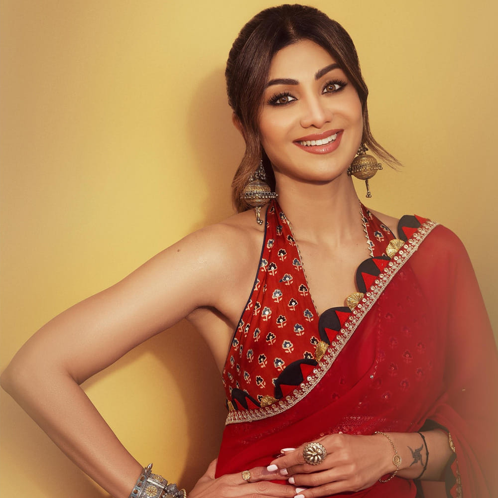 మధ్యాహ్న భోజనంలో నెయ్యి తప్పనిసరిగా ఉంటుందని.. అయితే తాను పాటించే ఆహార అలవాట్లు అందరికీ సరిపడకపోవచ్చని అన్నారు. వైద్యుల సలహతోనే డైట్, ఫిట్నెస్ ఫాలో కావాలని అన్నారు. ప్రస్తుతం సోషల్ మీడియాలో శిల్పా శెట్టి చాలా యాక్టివ్ గా ఉంటున్నారు. 