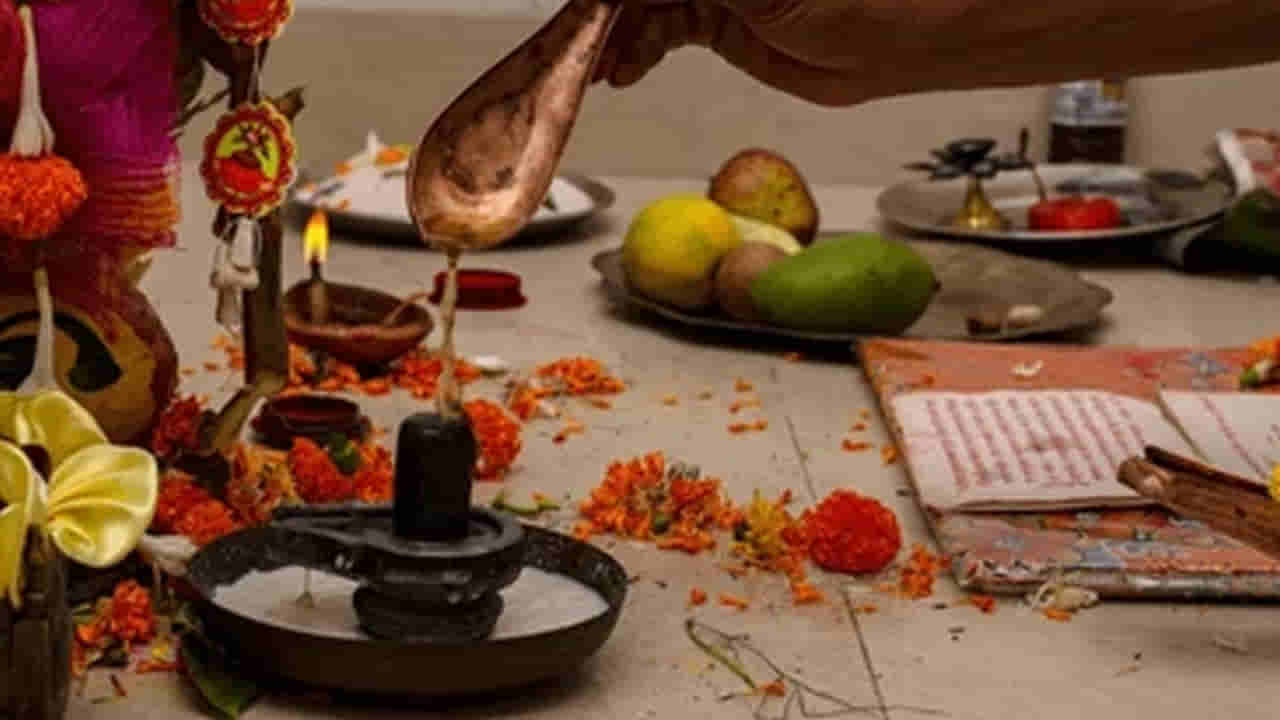 Monday Puja Tips: ఒకొక్క కోరికకి శివయ్యకి ఒకొక్క విధంగా పూజ.. ఏ ఏ కోరికలు నెరవేరడానికి ఏ విధమైన శివ పూజ చేయాలంటే..