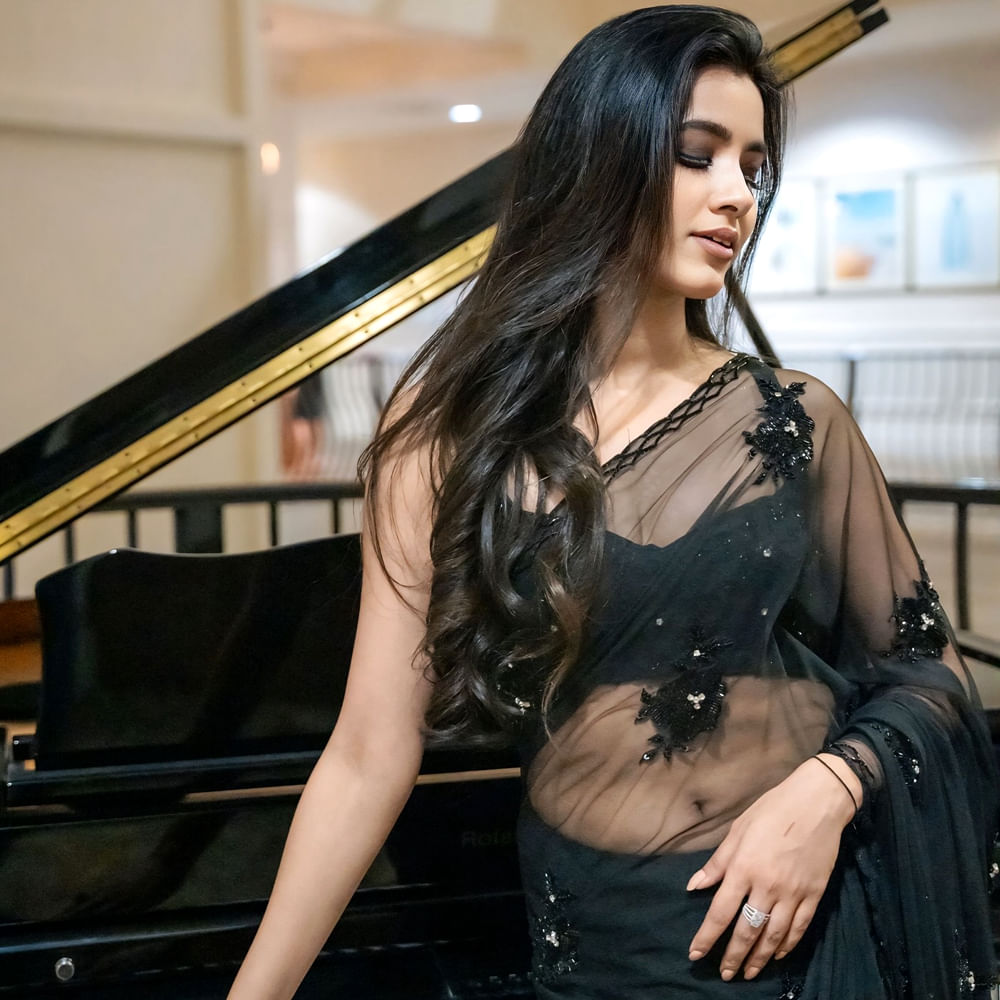 టాలీవుడ్ లో కొత్త అందాలు ప్రేక్షకులను కవ్విస్తున్నాయి. ఈ క్రమంలోనే  శివాని నాగరం అనే ముద్దుగుమ్మ వరుస సినిమాలతో దూసుకుపోతుంది. ఈ అమ్మడు కేవలం నటి మాత్రమే కాదు గాయని , కూచిపూడి నృత్యకారిణి కూడా.. ఈ ముద్దుగుమ్మ 2024లో విడుదలైన "అంబాజీపేట మ్యారేజి బ్యాండు" చిత్రంతో హీరోయిన్‌గా తెలుగు సినిమా పరిశ్రమలోకి అడుగుపెట్టింది.