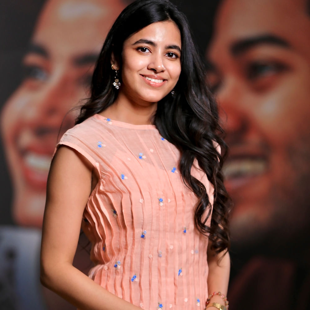 సోషల్ మీడియాలో చాలా యాక్టివ్ గా ఉంటూ.. తన ఫొటోలతో అభిమానులను ఆకర్షిస్తోంది. ఆమె తన సహజమైన అందం, నటనా నైపుణ్యంతో యువతలో మంచి క్రేజ్ సొంతం చేసుకుంటుంది. శివాని హైదరాబాద్‌కు చెందిన తెలుగు అమ్మాయి.  తెలుగు నటీమణులకు సినిమా రంగంలో మరిన్ని అవకాశాలు రావాలని కోరుకుంటుంది ఈ భామ.