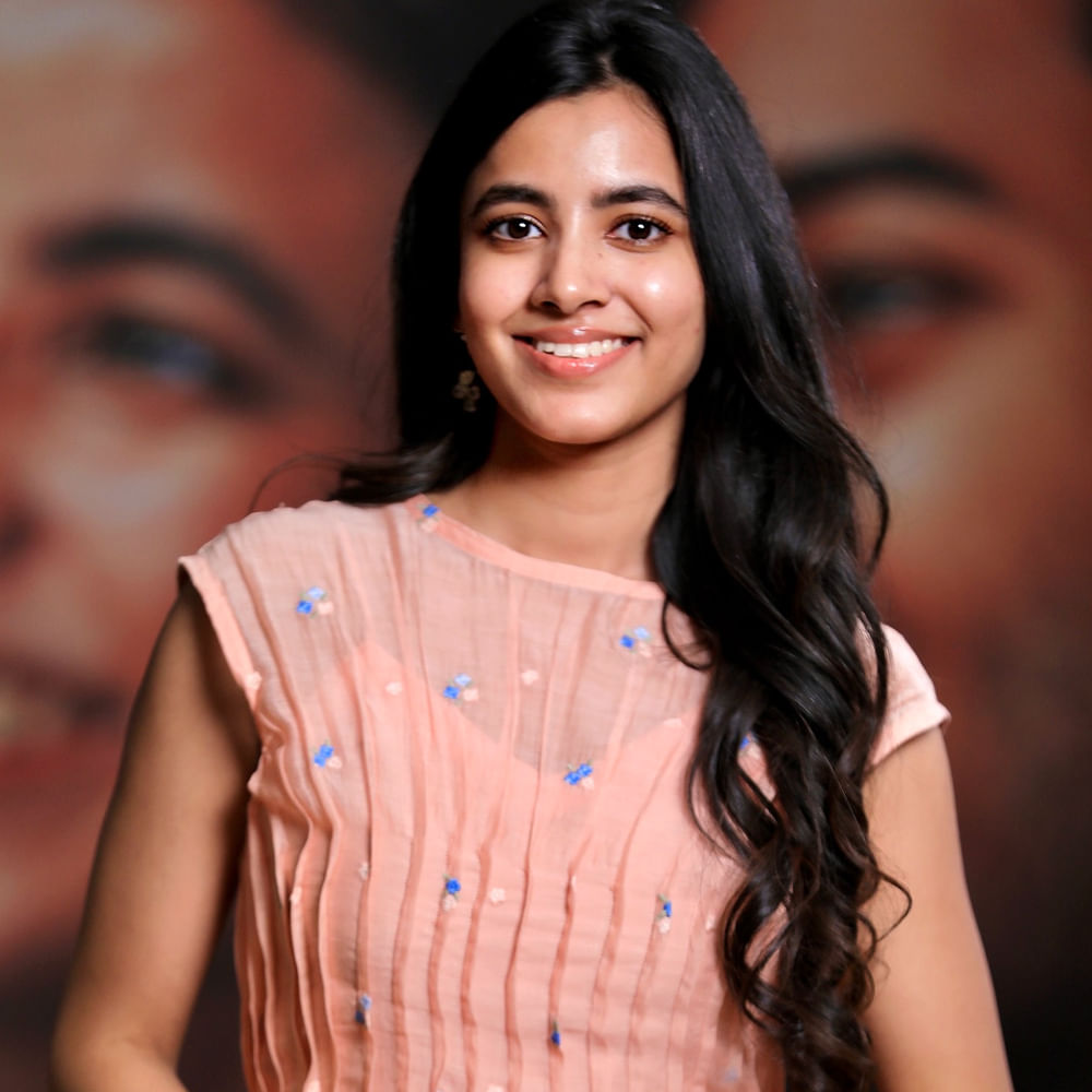 ఆమె కూచిపూడి నృత్యంలో శిక్షణ పొంది, పిల్లలకు సంగీతం నేర్పిస్తుంది. భవిష్యత్తులో కథలో కీలకమైన, ప్రతిభను చాటే పాత్రలను చేయాలని ఆమె ఆసక్తి చూపిస్తోంది. ప్రస్తుతం సుహాస్ సరసన హే భగవాన్ అనే సినిమాలో నటిస్తుంది. సోషల్ మీడియాలో ఈ చిన్నదాని ఫోటోలు ఆకట్టుకుంటున్నాయి.