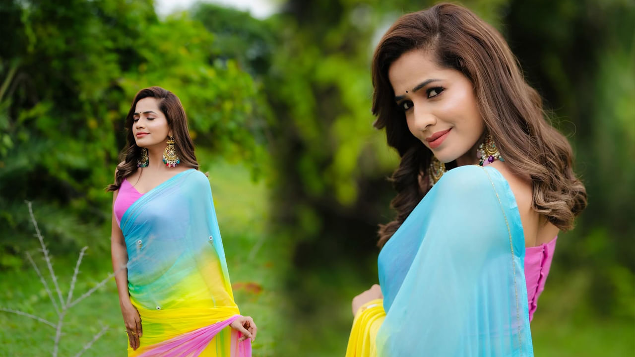 కార్తీక దీపం ఫేమ్ మోనిత ఆలియాస్ శోభా శెట్టి గురించి ఎంత చెప్పినా తక్కువే. సోషల్ మీడియాలో చాలా యాక్టివ్‌గా ఉండే బుల్లితెర ముద్దుగ్మల్లో ఈ అమ్మడు ముందుంటుంది. తాజాగా ఈ  బ్యూటీ రంగు రంగుల చీరలో అందంగా రెడీ అయ్యితన గ్లామర్‌తో మతిపొగొడుతుంది.