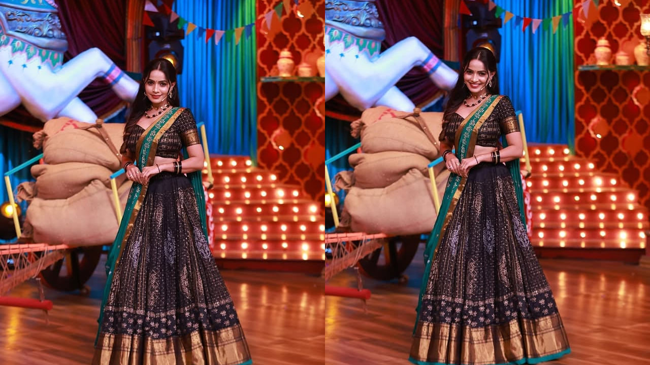 కార్తీక దీపం సీరియల్ ద్వారా బుల్లితెరపై తన విలన్ ఇజంతో మంచి గుర్తింపు తెచ్చుకున్న నటి శోభ శెట్టి. ఈ అమ్మడు, తన నటన, అందంతో మంచి ఫేమ్ సంపాదించుకుంది. ఇక ఎప్పుడూ సోషల్ మీడియాలో చాలా యాక్టివ్‌గా ఉంటూ తన బ్యూటిఫుల్ ఫొటోస్‌తో కుర్రకారును ఆకట్టుకుంటుంది. తాజాగా ఈ చిన్నది లంగావోణీలో తన అందచందాలతో అందరినీ మాయ చేసింది. ప్రస్తుతం ఈ ఫొటోస్ నెట్టింట తెగ వైరల్ అవుతున్నాయి.