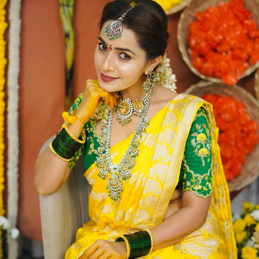  దీంతో తెలుగులో మరో సీరియల్ ఛాన్స్ రాలేదు. ప్రస్తుతం సోషల్ మీడియా, యాట్యూబ్ లో తన కంటెంట్ పోస్ట్ చేస్తూ జనాలకు దగ్గరగా ఉంటుంది. నిత్యం తన లైఫ్ స్టైల్ విషయాలను పంచుకుంటుంది. 