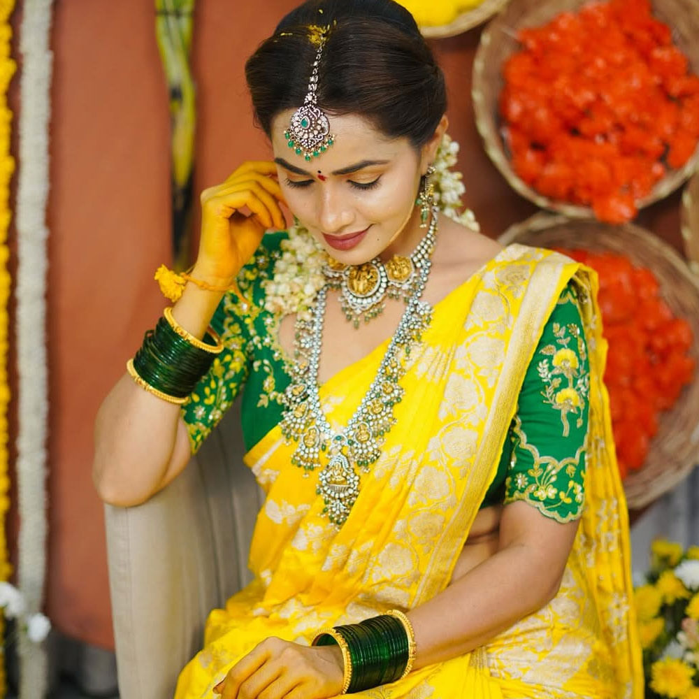 తాజాగా వరలక్ష్మి వ్రతం చేసిన ఈ ముద్దుగుమ్మ.. ఇందుకు సంబంధించిన ఫోటోలను సోషల్ మీడియాలో షేర్ చేసింది. పసుపు రంగు చీరలో ఎంతో అందంగా ముస్తాబయ్యింది. ఇందుకు సంబంధించిన పిక్స్ వైరలవుతున్నాయి. 