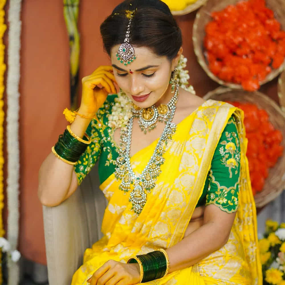 తాజాగా వరలక్ష్మి వ్రతం చేసిన ఈ ముద్దుగుమ్మ.. ఇందుకు సంబంధించిన ఫోటోలను సోషల్ మీడియాలో షేర్ చేసింది. పసుపు రంగు చీరలో ఎంతో అందంగా ముస్తాబయ్యింది. ఇందుకు సంబంధించిన పిక్స్ వైరలవుతున్నాయి.