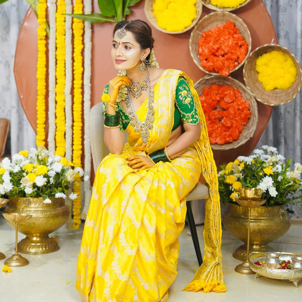 శోభా శెట్టి.. తెలుగు బుల్లితెర ప్రేక్షకులకు పరిచయం అక్కర్లేని పేరు. కార్తీక దీపం సీరియల్ ద్వారా తెలుగులోకి ఎంట్రీ ఇచ్చిన ఈ అమ్మడు.. ఇందులో విలన్ పాత్రలో అద్భుతమైన నటనతో కట్టిపడేసింది. 