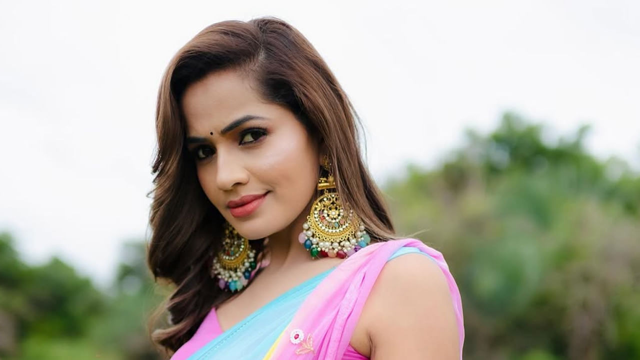 ఇక ఇందులో వచ్చిన పాపులారిటీతో తెలుగు బిగ్గెస్ట్ రియాల్టీ షో బిగ్ బాస్‌లో కి వెళ్లి  తన ఆటతీరుతో అందిరినీ ఆకట్టుకుంది. ముఖ్యంగా అక్కడ కూడా తన విలనిజం చూపెట్టి మరింత ఫేమస్ అయ్యింది. హౌజ్‌లో గొడవలు, తన స్వార్థంతో సీరియల్ లోనే కాదు రియల్ లైఫ్‌లో కూడా విలనే అనే మార్క్ తెచ్చుకునేలా బిహేవ్ చేసింది.