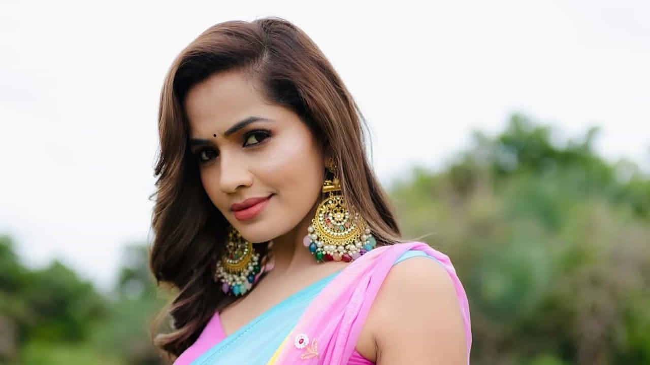 ఇక ఇందులో వచ్చిన పాపులారిటీతో తెలుగు బిగ్గెస్ట్ రియాల్టీ షో బిగ్ బాస్‌లో కి వెళ్లి  తన ఆటతీరుతో అందిరినీ ఆకట్టుకుంది. ముఖ్యంగా అక్కడ కూడా తన విలనిజం చూపెట్టి మరింత ఫేమస్ అయ్యింది. హౌజ్‌లో గొడవలు, తన స్వార్థంతో సీరియల్ లోనే కాదు రియల్ లైఫ్‌లో కూడా విలనే అనే మార్క్ తెచ్చుకునేలా బిహేవ్ చేసింది.