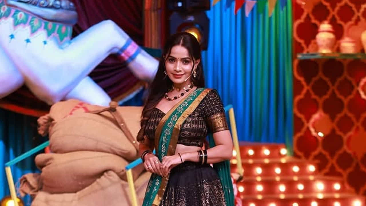ఎప్పుడూ తన న్యూ లుక్తో కుర్రకారును ఆకట్టుకుంటుంది. తాజాగా ఈ ముద్దుగుమ్మ పరికిణిలో అందంగా రెడీ అయ్యి, తన అందచందాలతో యూత్ మనసు దోచేస్తుంది. ప్రస్తుతం దీనికి సంబంధించిన ఫొటోస్ నెట్టింట తెగ వైరల్ అవుతున్నాయి. మరి మీరు కూడా ఈ ఫొటోస్ పై ఓ లుక్ వేయండి.