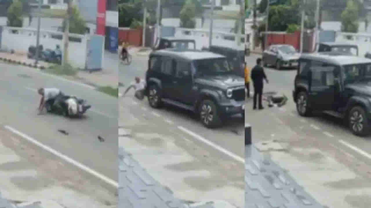 Viral Video: ఈ కారోనికి ఎంత బలుపో చూడండి... సీసీటీవీ కెమెరాలో రికార్డ్ కాకపోయుంటే ఏంటి పరిస్థితి...