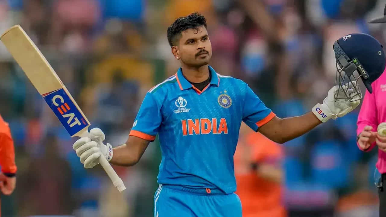 జాబితాలో మొదటి పేరు శ్రేయాస్ అయ్యర్. వన్డే క్రికెట్లో అయ్యర్ 1 ఓవర్లో అత్యధిక పరుగులు చేశాడు. 2019 సంవత్సరంలో శ్రేయాస్ అయ్యర్ ఒక ఓవర్లో 32 పరుగులు చేశాడు. అందులో అయ్యర్ 4 సిక్సర్లు, 1 ఫోర్ కొట్టాడు.