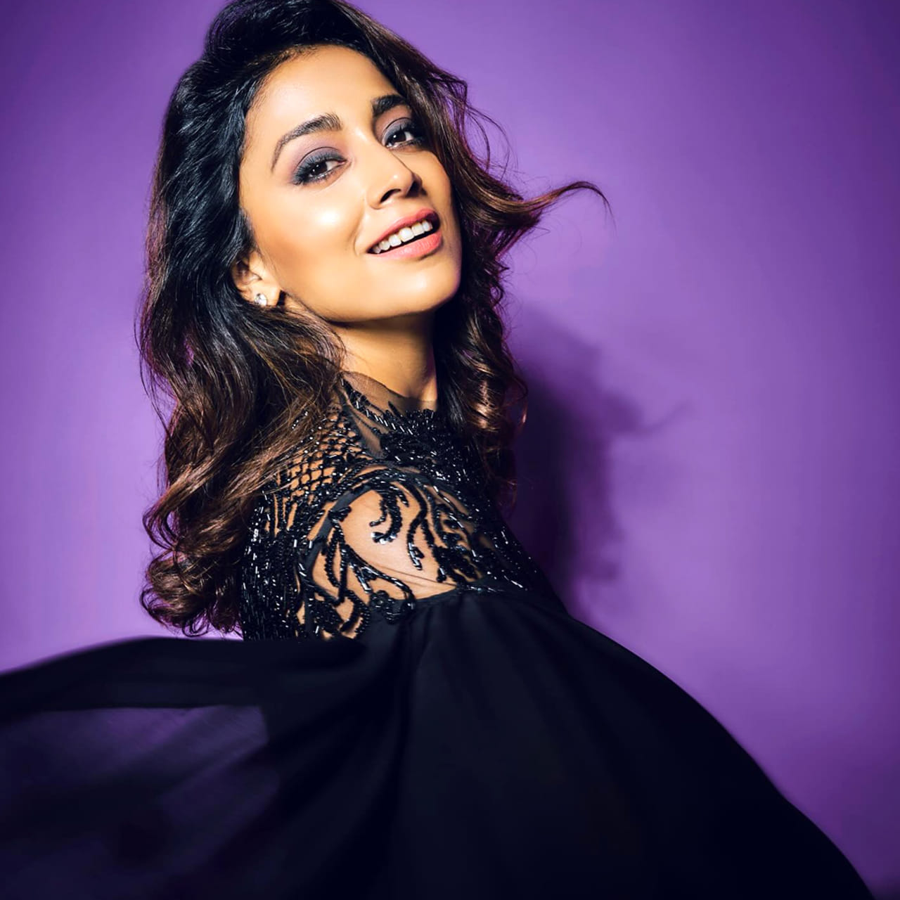 తెలుగులో ఒకప్పుడు టాప్ హీరోయిన్స్ లిస్ట్ లో శ్రియ ఒకరు. మెగాస్టార్ చిరంజీవి, బాలకృష్ణ, నాగార్జున, వెంకటేశ్, ఎన్టీఆర్, ప్రభాస్ వంటి స్టార్ హీరోలతో ఎన్నో సూపర్ హిట్ చిత్రాల్లో నటించి మెప్పించింది. ఇప్పుడు సినిమాల్లో సహయ నటిగా కొనసాగుతుంది.