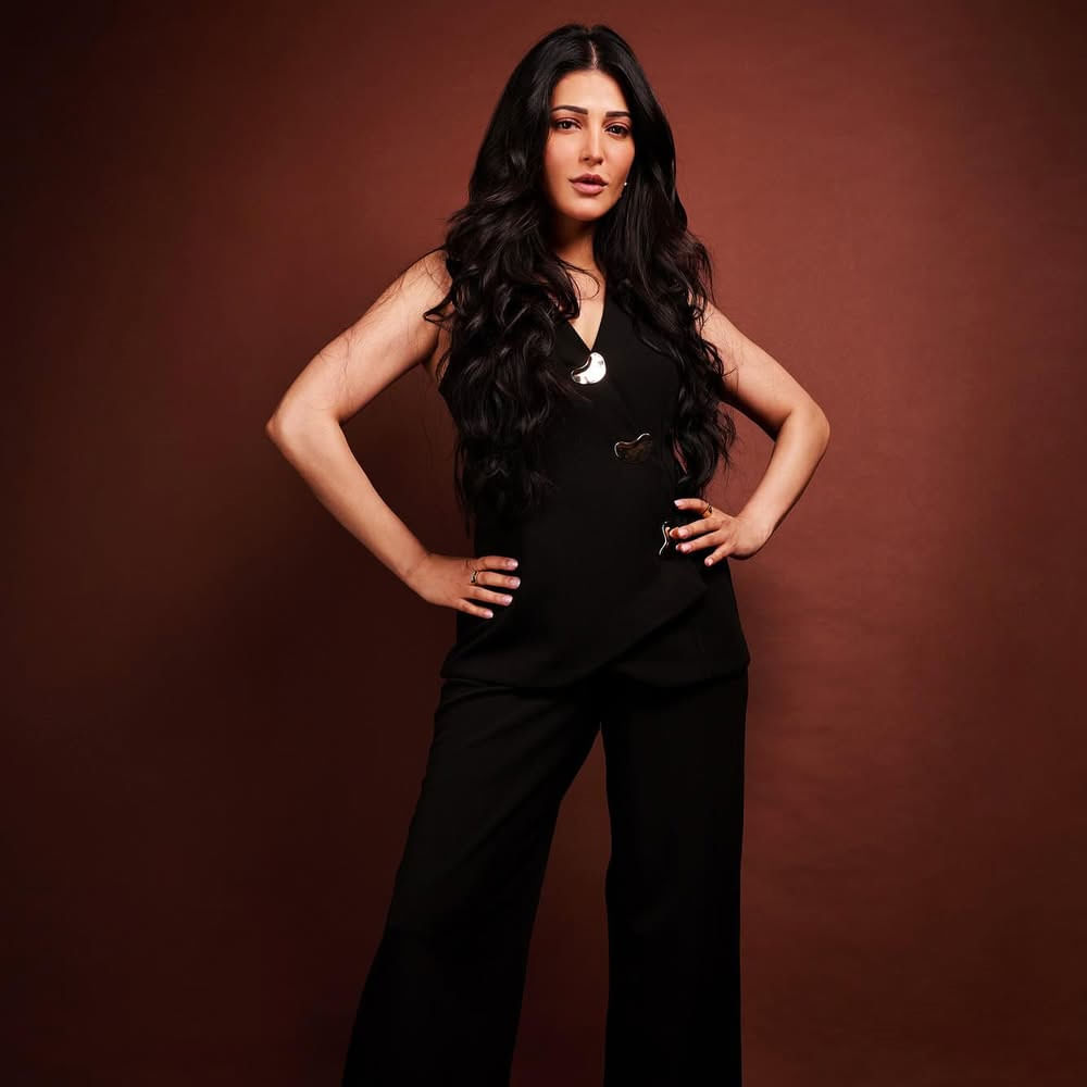  డైరెక్టర్ లోకేష్ కనగరాజ్ దర్శకత్వంలో సూపర్ స్టార్ రజినీకాంత్, నాగార్జున, అమీర్ ఖాన్, ఉపేంద్ర ప్రధాన పాత్రలలో నటిస్తున్న ఈ సినిమా మరికొన్ని గంటల్లో అడియన్స్ ముందుకు రానుంది. ఇందులో శ్రుతిహాసన్ సైతం కీలకపాత్ర పోషిస్తుంది. ఆగస్ట్ 14న ఈ సినిమాను ప్రపంచవ్యాప్తంగా విడుదల చేయనున్నారు. 