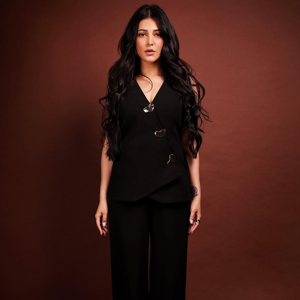 తాజాగా ఈ మూవీ ప్రమోషన్లలో భాగంగా ఇటీవల ఓ ఇంటర్వ్యూలో పాల్గొన్న శ్రుతిహాసన్.. తనకున్న బ్లాక్ కలర్ సెంటిమెంట్ గురించి అసలు విషయం చెప్పుకొచ్చింది. తనకు బ్లాక్ కలర్ అంటే చాలా ఇష్టమని.. చాలా మంది ఈ రంగును అశుభంగా భావిస్తారని.. కానీ తనకది శుభంగానే అనిపిస్తుందని చెప్పుకొచ్చింది. 