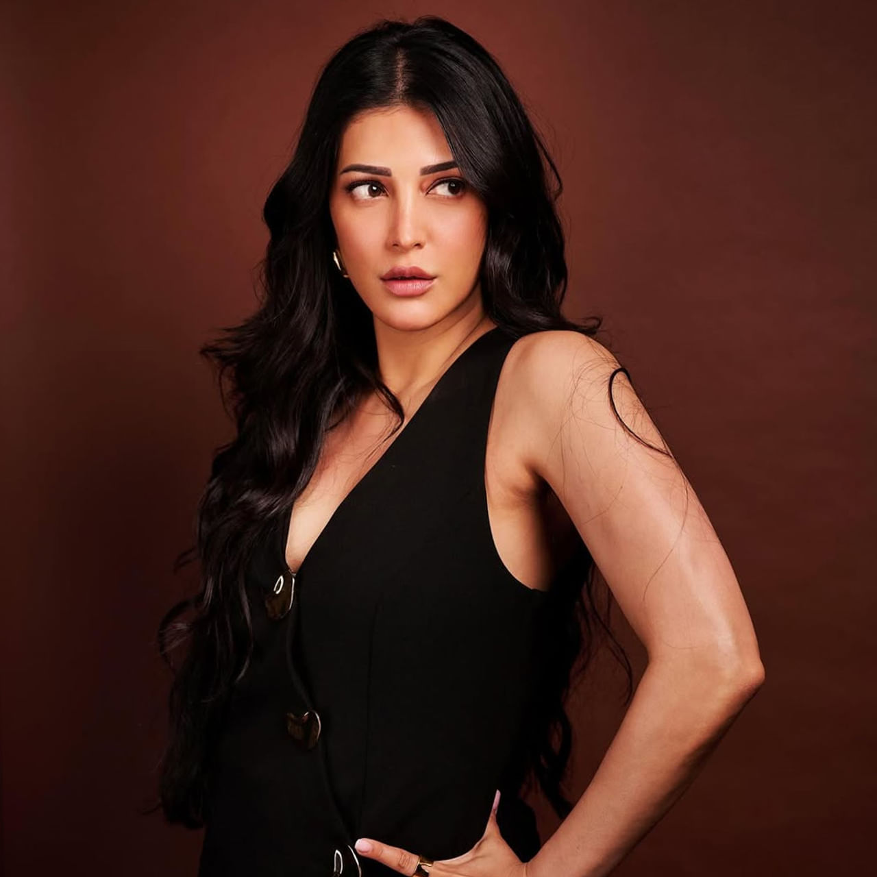 హీరోయిన్ శ్రుతిహాసన్ గురించి ప్రత్యేకంగా చెప్పక్కర్లేదు. తెలుగు, తమిళం భాషలలో వరుస సినిమాల్లో నటించి తనకంటూ మంచి గుర్తింపు తెచ్చుకుంది. చివరగా సలార్ చిత్రంలో కనిపించిన శ్రుతిహాసన్.. ఇప్పుడు కూలీ సినిమాలో నటిస్తుంది. ఈ మూవీ ప్రమోషన్లలో పాల్గొంటుంది. 