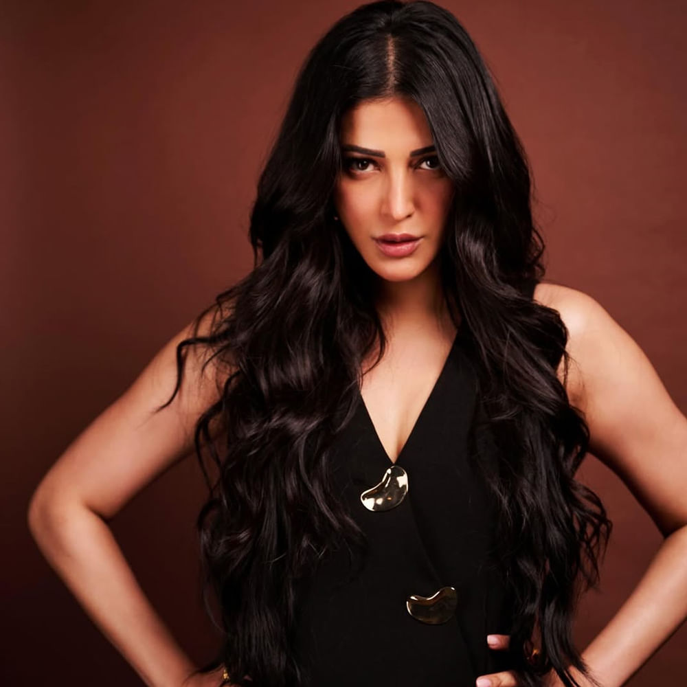 బ్లాక్ కలర్ డ్రెస్ వేసుకున్నప్పుడు ఎంతో కాన్ఫిడెంట్ గా కనిపిస్తానని.. నలుగురిలో ప్రత్యేక ఆకర్షణగా నిలుస్తామని.. అలాగే తన స్కిన్ టోన్ కు తగ్గట్టుగా బ్లాక్ కలర్ చాలా పర్ఫెక్ట్ గా అనిపిస్తుందని తెలిపింది. బ్లాక్ కలర్ దుస్తులు వేసుకుని బయటకు వెళ్లినప్పుడు చాలా కాన్ఫిడెంట్ గా ఉంటామని తెలిపింది. 