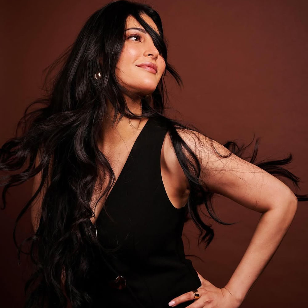 ఇక సోషల్ మీడియాలో చాలా యాక్టివ్ గా ఉండే శ్రుతిహాసన్.. రోజుకో పోస్ట్ చేస్తుంటుంది. అయితే ఆమె ఎప్పుడూ బ్లాక్ కలర్ ఔట్ ఫిట్ లో ఫోటోషూట్స్ చేస్తూ నెటిజన్లను ఆకర్షిస్తుంది. చాలా వరకు ఈ అమ్మడు చేసిన ఫోటోషూట్స్ మొత్తం నలుపు రంగు దుస్తులలో ఉండడం గమనార్హం. 