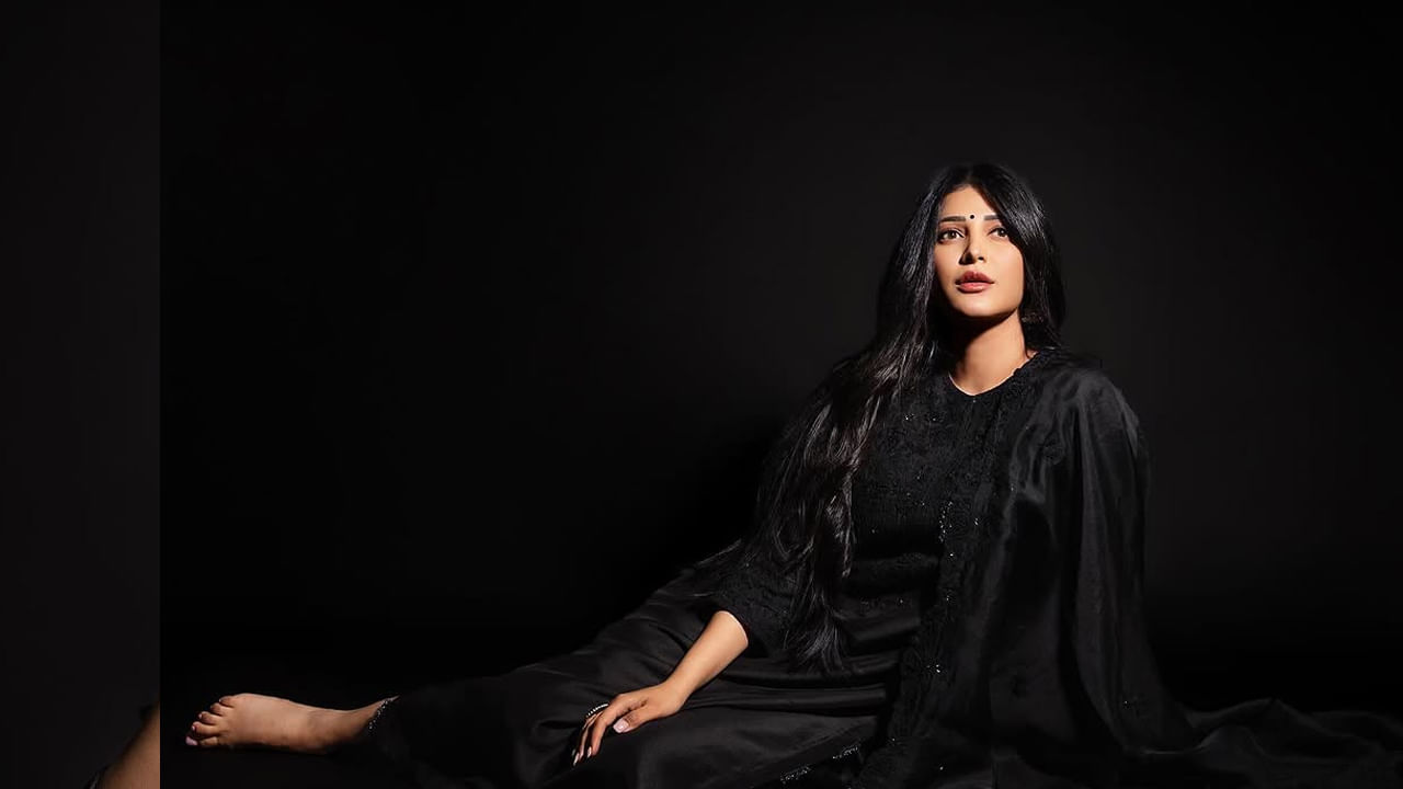 అందాల సుందరీ, ఒకప్పుడు టాలీవుడ్నే షేక్ చేసిన ముద్దుగుమ్మ శృతిహాసన్ గురించి ఎంత చెప్పినా తక్కువే. ఈ బ్యూటీ ఎప్పుడూ సోషల్ మీడియాలో యాక్టి్వ్గ ఉంటూ తన అంద చందాలతో అందరినీ మాయ చేస్తుంటుంది. కాగా, తాజాగా ఈ బ్యూటీ బ్లాక్ డ్రెస్లో అదిరిపోయే స్టిల్స్ ఇచ్చింద. కాగా, మీరు కూడా ఆఫొటోస్ పై ఓ లుక్ వేయండి.