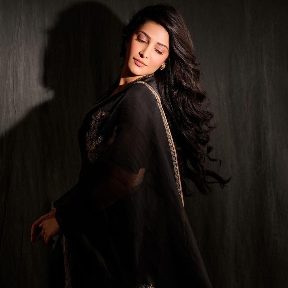 లోకేష్‌తో మంచి అసోసియేషన్‌ ఉంది శ్రుతిహాసన్‌కి. లోకేష్‌ డైరక్షన్‌ చాలా వెర్సటైల్‌గా ఉందంటున్నారు శ్రుతి. ఆగస్టు 14న రిలీజ్‌కి రెడీ అవుతోంది కూలీ. రజనీకాంత్‌తో కలిసి పనిచేయడం మర్చిపోలేనంటున్నారు శ్రుతి. చిటికు వైబ్‌ తన ఫేవరేట్‌ అని చెప్పేశారు.