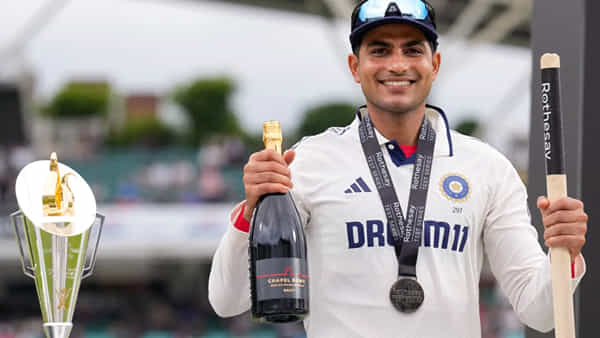 శుభ్మన్ గిల్కు 2 మద్యం బాటిళ్లు ఎందుకిచ్చారో తెలుసా.. మెడల్పై ఏం రాసి ఉందంటే..?