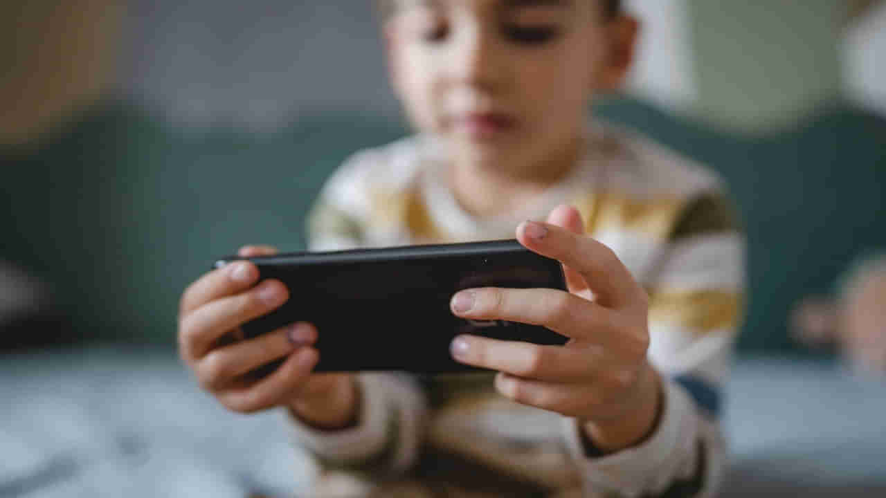 అల్లరి చేస్తున్నారని మీరూ పిల్లలకు ఫోన్లు ఇస్తున్నారా? ఎంత డేంజరో తెలుసా..