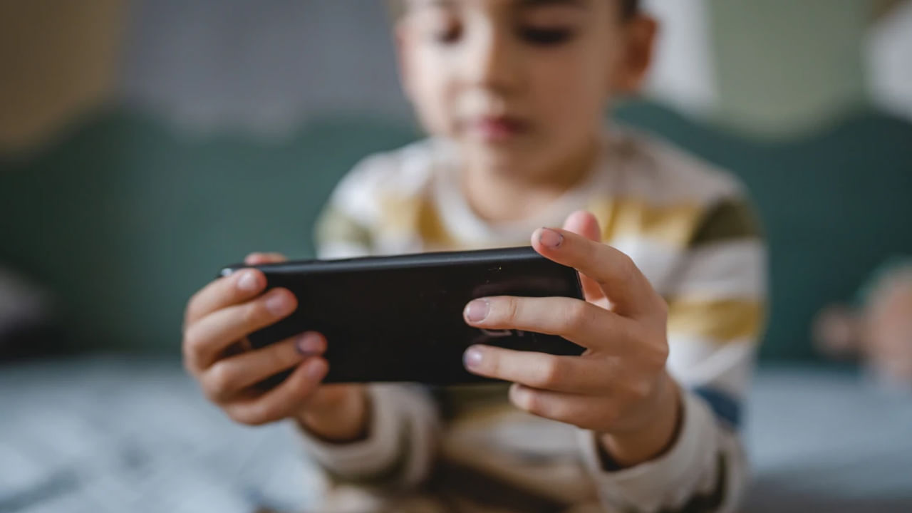 అల్లరి చేస్తున్నారని మీరూ పిల్లలకు ఫోన్లు ఇస్తున్నారా? ఎంత డేంజరో తెలుసా..