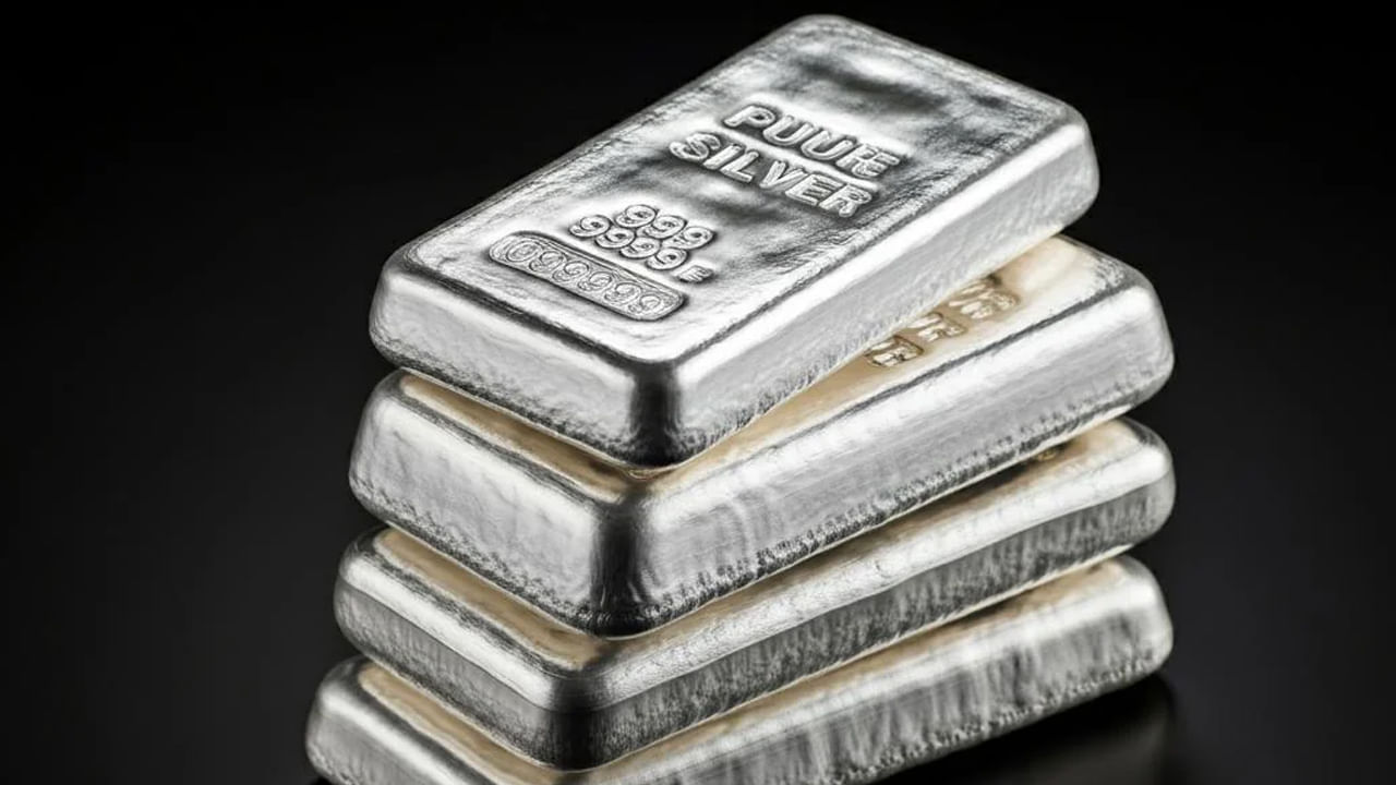 ప్రపంచవ్యాప్తంగా న్యూయార్క్లో వెండి ఔన్సుకు USD 38.01 వద్ద ట్రేడవుతోంది. ఇది 0.36 శాతం తగ్గింది. ఇండియా బులియన్ అండ్ జ్యువెలర్స్ అసోసియేషన్ (IBJA) వైస్ ప్రెసిడెంట్, ఆస్పెక్ట్ గ్లోబల్ వెంచర్స్ ఎగ్జిక్యూటివ్ చైర్పర్సన్ అక్ష కాంబోజ్ ప్రకారం.. బులియన్, పారిశ్రామిక లోహం రెండింటిలోనూ వెండి ద్విపాత్రాభినయం దాని ఆరోగ్యకరమైన ధోరణికి మద్దతు ఇస్తూనే ఉంది. ప్రస్తుతం ధరలు కిలోగ్రాముకు రూ.113,906 వద్ద ఉండటంతో, పారిశ్రామిక డిమాండ్, సురక్షితమైన కొనుగోళ్లు పెరుగుదల పథాన్ని చెక్కుచెదరకుండా ఉంచుతున్నాయి.