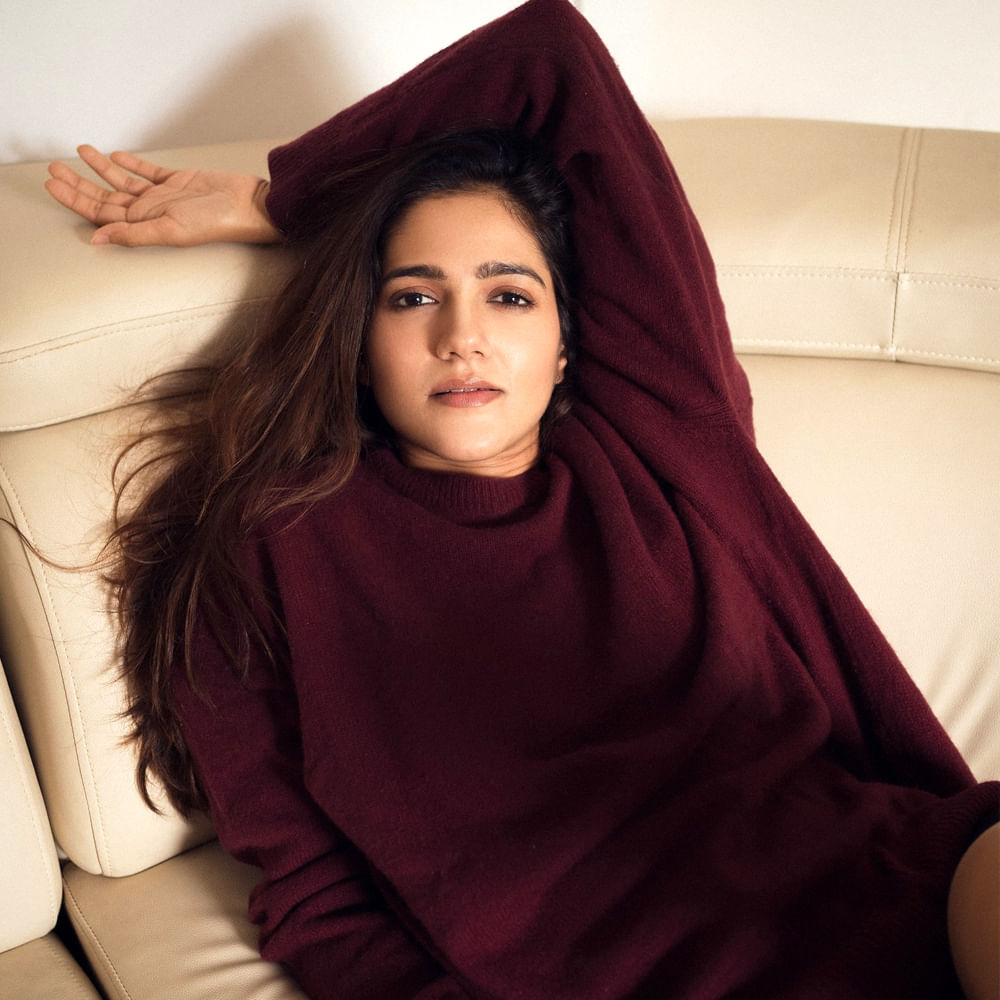 ఇకపోతే సిమ్రాన్ సోషల్ మీడియాలో అందాల జాతర చేస్తోంది. అడపాదడపా సినిమాలు చేస్తూ ఆకట్టుకుంటుంది ఈ ముద్దుగుమ్మ. తాజాగా ఈ బ్యూటీ పంచుకున్న పిక్స్ స్టన్నింగ్ గా ఉన్నాయి. నెట్టింట ఈ ఫోటోలు వైరల్ గా మారాయి. దాంతో ఈ ఫోటోల పై కుర్రకారు క్రేజీ కామెంట్స్ చేస్తున్నారు.