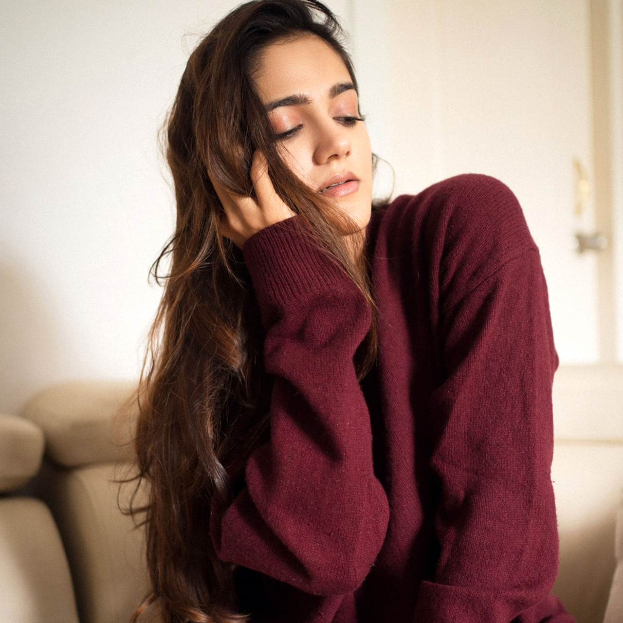 చాలా మంది హీరోయిన్స్ ఒకే ఒక్క సినిమాతో క్రేజ్ తెచ్చుకుంటారు అలాంటి వారిలో సిమ్రాన్ చౌదరి ఒకరు. ‘ఈ నగరానికి ఏమైంది’ సినిమాతో హీరోయిన్ గా పరిచయం అయ్యింది సిమ్రాన్ చౌదరి. తొలి సినిమాతోనే తన అందం అభినయంతో ఆకట్టుకుంది ఈ భామ. అలాగే నటనతోనూ మంచి మార్కులు కొట్టేసింది. 