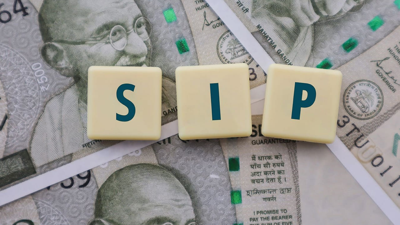 తర్వాతి 4 సంవత్సరాల్లో అది రూ.68.5 లక్షలు అవుతుంది. ఇక చివరి 3 సంవత్సరాల్లో మొత్తం రూ.1 కోటి అవుతుంది. మొత్తానికి ఈ 8-4-3 నియమాన్ని పాటిస్తూ 15 సంవత్సరాల పాటు స్థిరంగా పెట్టుబడి పెడితే.. మీరు కోటి రూపాయలు పొందవచ్చు. ఈ నియమం సుదీర్ఘకాల పెట్టుబడికి మాత్రమే పని చేస్తుంది. కనీసం 15 సంవత్సరాలు SIP కొనసాగించాలి. మార్కెట్ హెచ్చుతగ్గులు సాధారణమే. ఒక్కోసారి మార్కెట్ పతనం గమనించినా SIP ఆపకుండా కొనసాగించాలి. ద్రవ్యోల్బణం (inflation) ప్రభావం గురించి గుర్తుంచుకోండి. నేటి లక్ష్యం అభివృద్ధి చెందే కాలానికి సరిపోదు కావచ్చు. 