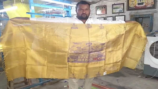 Handcrafted Shawl: సిరిసిల్ల నేతన్న మరో అద్భుతం.. అగ్గిపెట్టెలో పట్టే ఆపరేషన్ సింధూర్ శాలువా.. త్వరలో మోదీకి బహుమతిగా..