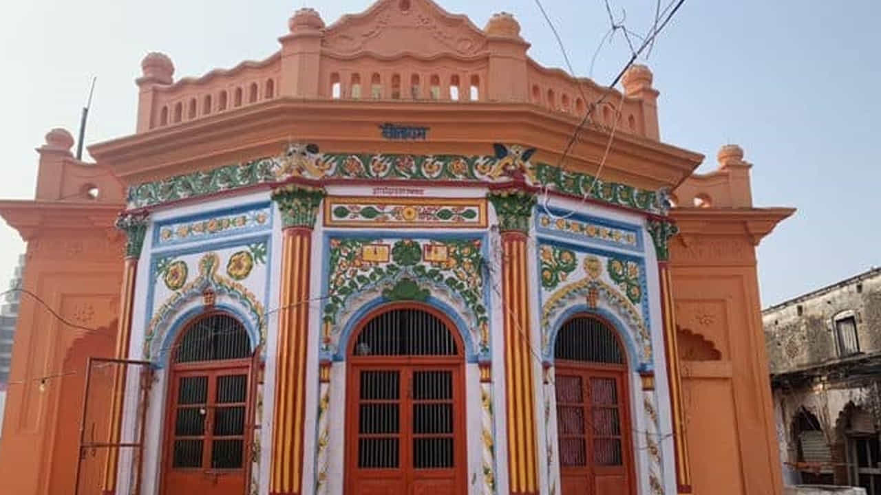 సీతా కి రసోయి: అయోధ్యలో ఉన్న సీతా కి రసోయి, రాముడి భార్య సీత వంటగదిగా విశ్వసించబడే పవిత్ర స్థలం. హిందూ పురాణాలపై ఆసక్తి ఉన్నవారు తప్పక సందర్శించాల్సిన ప్రదేశం ఇది. అయోధ్య వెళ్తే ఇక్కడికి తప్పక వెళ్ళండి.