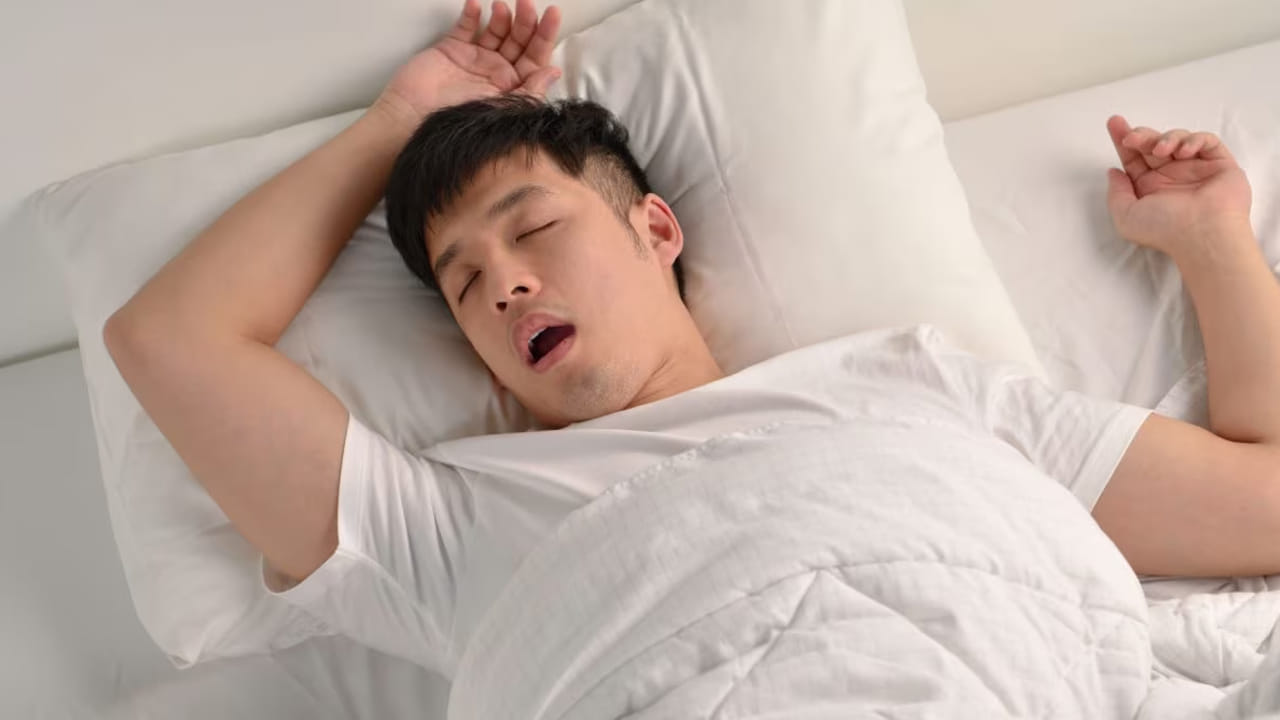 వెల్లకిలా పడుకునే వారు: ఇలా వెల్లకిలా పడుకునే వ్యక్తులు ఆశావాదులు. వీరు త్వరగా నిద్రలేస్తారు. రోజంతా యాక్టీవ్‌గా ఉంటారు. వారిపై వారికి చాలా నమ్మకం ఉంటుంది. అంతేకాకుండా వీరు తమ లక్ష్యాలను సాధించడానికి చాలా శ్రద్ధగా, పట్టుదలతో పనిచేస్తారు. వారు తమ జీవితాలను నిర్మాణాత్మకంగా గడుపుతారు. వీరు విశాల దృక్పథం కలిగి ఉంటారు. వీరు స్నేహ సంబంధాలకు ఎక్కువ ప్రాధాన్యను ఇస్తారు. వాటితో పాటు ఇతరుల మాటలను జాగ్రత్తగా వింటారు. వారికి ఉన్న ప్రతి సమస్యను పరిష్కరించడానికి ప్రయత్నిస్తారు.
