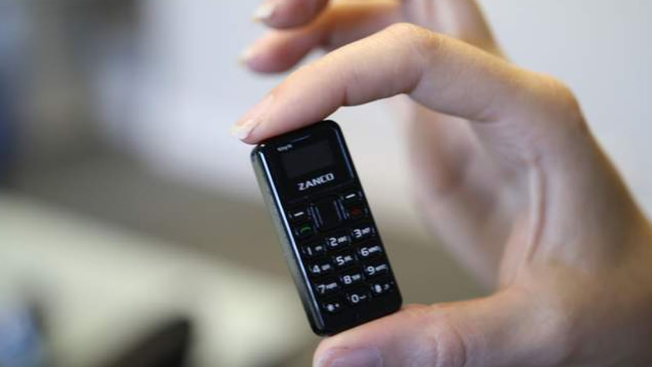 1. జాంకో టైనీ T1  (Zanco Tiny T1): ఇది ప్రపంచంలోనే అతి చిన్న మొబైల్. దీని పొడవు కేవలం 46.7 మి.మీ, బరువు కేవలం 13 గ్రాములు. దీనికి 0.49 అంగుళాల OLED స్క్రీన్, 2G నెట్‌వర్క్ సపోర్ట్, 300 కాంటాక్ట్‌లను నిల్వ చేసే సౌకర్యం ఉన్నాయి. దీని 200 mAh బ్యాటరీ స్టాండ్‌బైలో 3 రోజులు ఉంటుంది. ఇది చాలా చిన్నది కాబట్టి దీనిని జేబులో లేదా అగ్గిపెట్టెలో సులభంగా ఉంచవచ్చు.