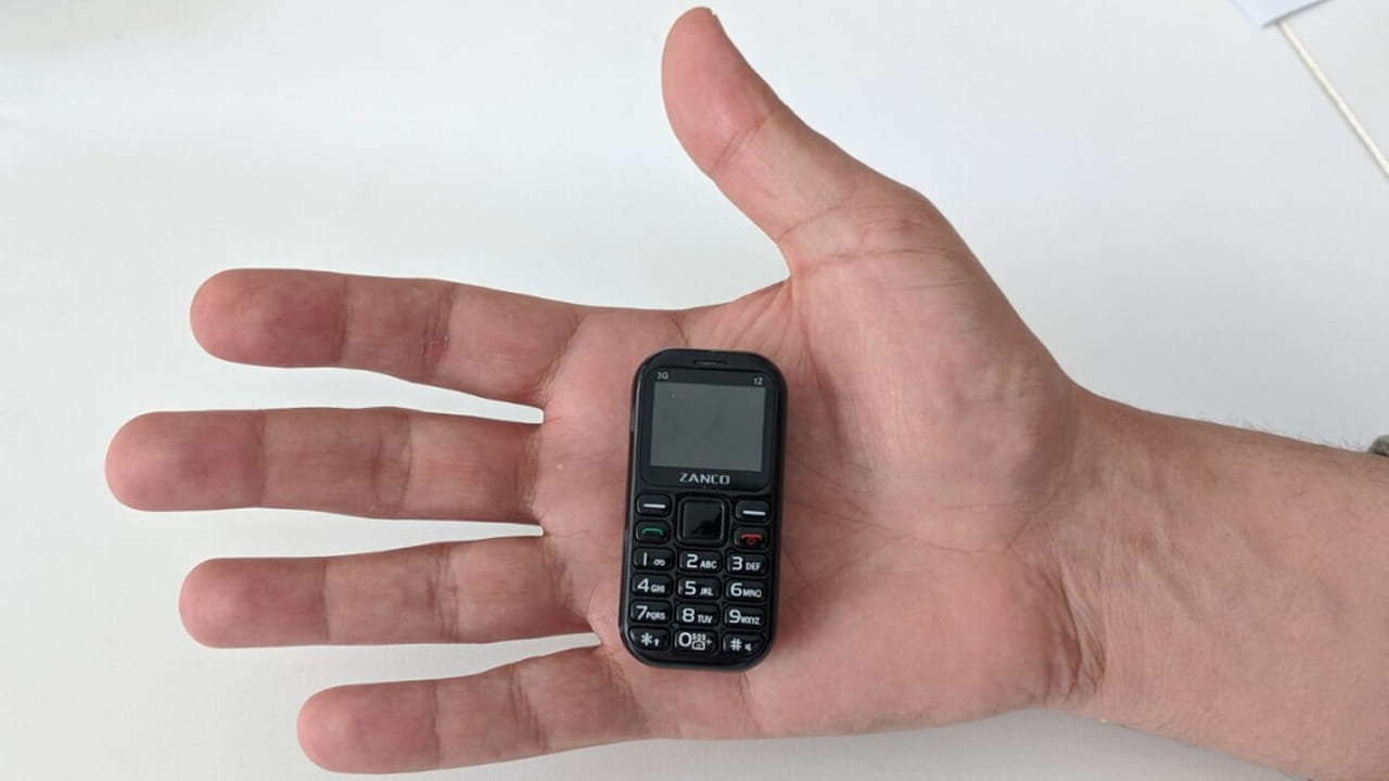 2. జాంకో టైనీ T2 (Zanco Tiny T2): Tiny T2 అనేది Tiny T1 అప్‌గ్రేడ్ వెర్షన్. ఇది 3G సపోర్ట్, కెమెరా, 128MB RAM, 64MB ఇంటర్నల్ స్టోరేజ్ కలిగి ఉంది. దీని బరువు కేవలం 31 గ్రాములు. బ్యాటరీ బ్యాకప్ దాదాపు 7 రోజులు. మీరు ఈ ఫోన్‌లో సంగీతం, వీడియోలు, బేసిక్ గేమ్‌లను కూడా ఆస్వాదించవచ్చు.