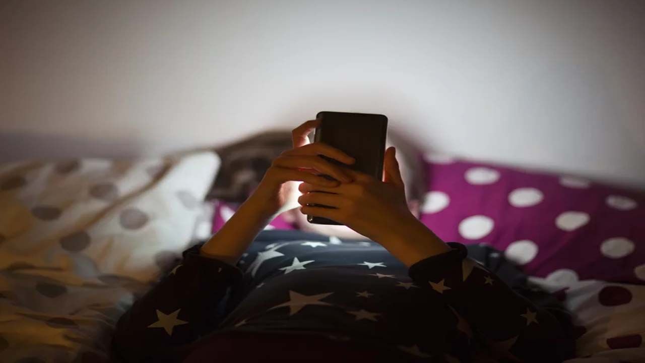 సోషల్ మీడియా డిటాక్స్ చేసుకోండి. కొన్నిసార్లు ఒక రోజు ఫోన్కు దూరంగా ఉండటం చాలా ప్రయోజనకరంగా ఉంటుందంటున్నారు వైద్య నిపుణులు.