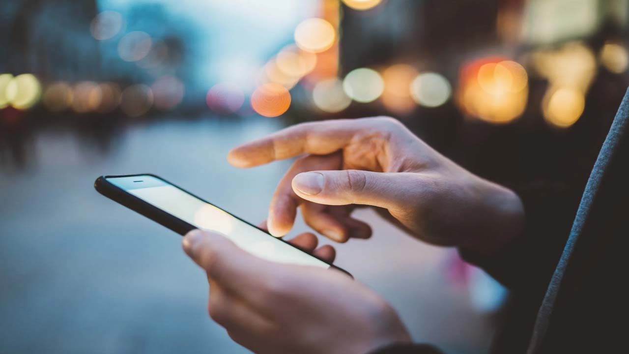 స్మార్ట్ఫోన్ వల్ల కలిగే గుండె ప్రమాదాలను చిన్న చిన్న చిట్కాలతో నివారించవచ్చంటున్నారు నిపుణులు. రోజంతా ఫోన్ వినియోగ సమయాన్ని పరిమితం చేయండి. నిద్రపోవడానికి ఒక గంట ముందు ఫోన్ వాడటం మానేయండి. ప్రతి 30-40 నిమిషాలకు స్క్రీన్ నుండి విరామం తీసుకోండి. మీ దినచర్యలో శారీరక శ్రమను చేర్చుకోండి.