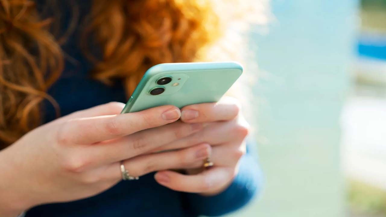 రోజుకు 5 గంటలకు పైగా స్మార్ట్ఫోన్లను ఉపయోగించే వారిలో తక్కువ హృదయ స్పందన రేటు వేరియబిలిటీ (HRV) ఉందని యూరోపియన్ అధ్యయనం వెల్లడించింది. ఇది గుండె ఆరోగ్యానికి ప్రతికూల సంకేతం. అమెరికాలో కూడా జరిగిన కార్డియాలజీ సమావేశంలో నిపుణులు డిజిటల్ ఒత్తిడి కారణంగా గుండె జబ్బుల ప్రమాదం కొత్త తరంలో వేగంగా పెరుగుతోందని చెప్పారు.