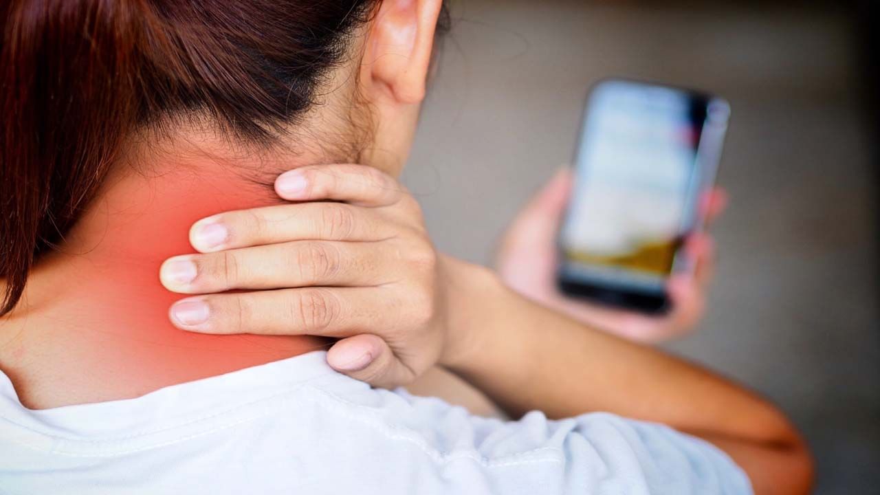 ఎక్కువసేపు ఫోన్ వాడటం వల్ల శరీర ఒత్తిడి పెరుగుతుందని, ఇది క్రమరహిత హృదయ స్పందన రేటుకు దారితీస్తుందని, హృదయ సంబంధ వ్యాధుల ప్రమాదాన్ని పెంచుతుందని పరిశోధనలో తేలింది. ముఖ్యంగా "నోమోఫోబియా" వంటి పరిస్థితి - అంటే, ఫోన్ నుండి దూరంగా ఉన్నప్పుడు నాడీగా లేదా ఆందోళనగా అనిపించడం వల్ల గుండెపై ప్రతికూల ప్రభావం చూపుతుంది. స్మార్ట్ఫోన్ నుండి వెలువడే నీలి కాంతి నిద్ర నాణ్యతను కూడా ప్రభావితం చేస్తుంది. ఇది గుండె ఆరోగ్యానికి ముఖ్యమైనది.