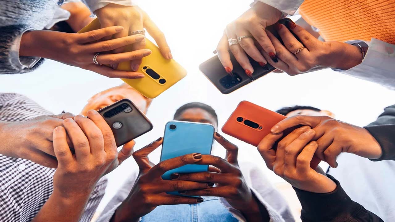 నేటి డిజిటల్ ప్రపంచంలో, స్మార్ట్ఫోన్ మన జీవితంలో ఒక ముఖ్యమైన భాగంగా మారింది. ఉదయం లేవగానే ముందుగా ఫోన్ను తనిఖీ చేయడం, రోజంతా నోటిఫికేషన్లను వెంబడించడం, అర్థరాత్రి వరకు స్క్రీన్పై స్క్రోల్ చేయడం. ఇవన్నీ ఇప్పుడు ఒక సాధారణ అలవాటుగా మారాయి. కానీ మీ ఈ టెక్నాలజీ వ్యసనం మీ హృదయ స్పందనను ప్రభావితం చేస్తుందని మీరు ఎప్పుడైనా అనుకున్నారా? ఇటీవలి కొన్ని పరిశోధన నివేదికలు, వైద్య నిపుణుల ప్రకటనలు తీవ్రమైన హెచ్చరికను ఇస్తున్నాయి.