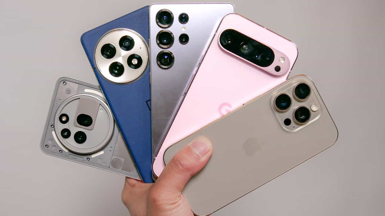 Smartphones: స్మార్ట్ఫోన్ కంపెనీలు సాధారణంగా ఎప్పటికప్పుడు కొత్త మోడల్ స్మార్ట్ఫోన్లను విడుదల చేస్తాయి. ఈ విషయంలో ఈ నెలలోనే ప్రముఖ కంపెనీల నుండి స్మార్ట్ఫోన్ల క్యూ ఉంది. ముఖ్యంగా గూగుల్, వివో, ఒప్పో, రియల్మి వంటి కంపెనీల నుండి కొత్త మోడల్ స్మార్ట్ఫోన్లు లాంచ్ చేయడానికి సిద్ధంగా ఉన్నాయి. ఈ పరిస్థితిలో కొత్తగా విడుదల చేసిన ఈ స్మార్ట్ఫోన్ల ధర, ప్రత్యేక లక్షణాల గురించి తెలుసుకుందాం.