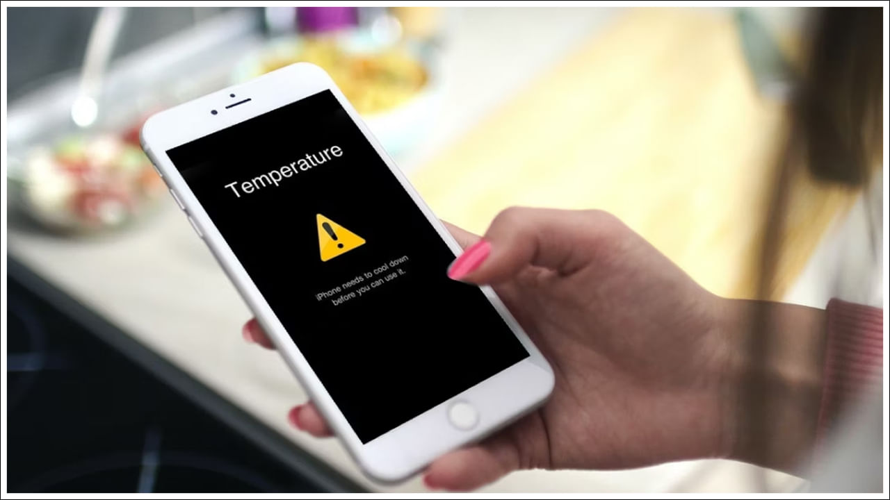 Smartphone Tips: ఈ రోజుల్లో స్మార్ట్‌ఫోన్లు వాడనివారంటూ ఉండరు. ప్రతి ఒక్కరి చేతిలో స్మార్ట్‌ ఫోన్‌ ఉంటుంది. అయితే చాలా మంది స్మార్ట్‌ ఫోన్లు హీటెక్కిపోతుంటాయి. అలాంటి సమయంలో కొన్ని చిట్కాలు పాటించడం చాలా ముఖ్యమంటున్నారు టెక్‌ నిపుణులు. స్క్రీన్‌ డిస్‌ప్లే కలర్‌ఫుల్‌గా ఉండాలని చాలా మంది అనుకుంటారు. అందుకే బ్రైట్‌నెస్‌ ఎక్కువగా పెడుతూ మొబైల్‌ను వాడుతుంటారు. ఇలా చేయడం వల్ల కూడా మీ ఫోన్‌ హీటెక్కుతుందని టెక్‌ నిపుణులు చెబుతున్నారు. అందుకే బ్రైట్‌నెస్‌ తగ్గించుకోవడం మంచిదని సూచిస్తున్నారు.