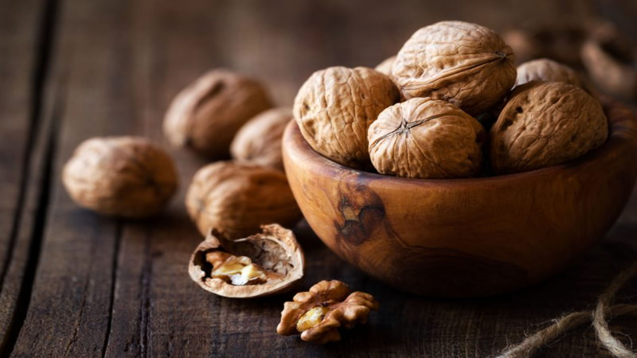 Walnuts: వాల్‌నట్స్‌ను నానబెట్టి తింటున్నారా?.. జరిగేది ఇదే.. – Telugu News | Soaked Walnuts: A Superfood for Brain and Heart Health details in telugu