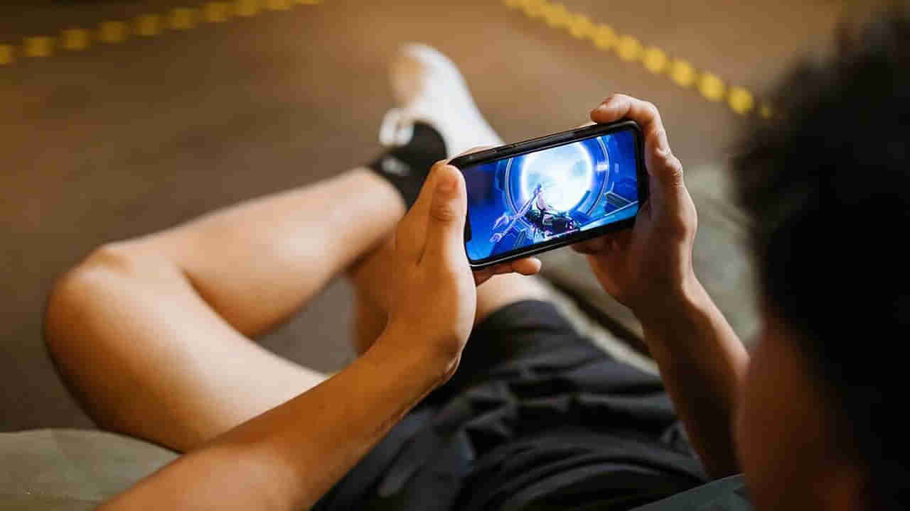 దారుణం.. ఆన్‌లైన్‌ బెట్టింగ్ ఆడొద్దన్నందుకు తండ్రి గొంతులో కత్తితో పొడిచి చంపిన కొడుకు!