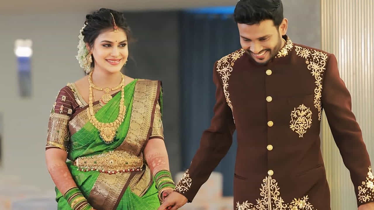 హౌస్ లో లవ్ ట్రాక్ నడిపి పూర్తి నెగెటివిటీ తెచ్చుకున్న సోనియా అనూహ్యంగా బిగ్ బాస్ హౌస్ నుంచి బయటకు వచ్చింది. ఇక హౌస్ నుంచి బయటకు రాగానే తన ప్రియుడు యశ్ వీర్ గ్రోనీని అందరికీ పరిచయం చేసింది