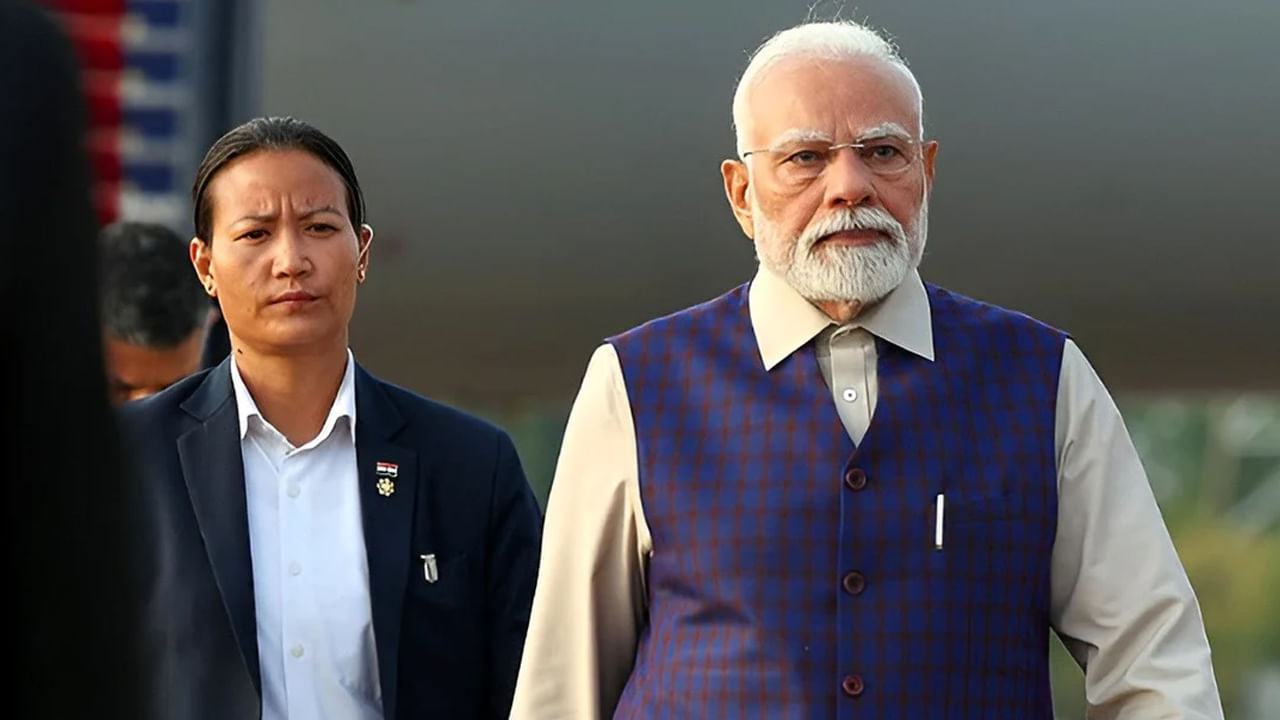 దేశ భద్రతా వ్యవస్థలో కొత్త చరిత్ర సృష్టించిన మహిళ ఇన్‌స్పెక్టర్ అదాసో కపేసా అందరి దృష్టిని ఆకర్షించింది. మణిపూర్ నివాసి అయిన అదాసో ఇటీవల ప్రధానమంత్రి నరేంద్ర మోదీతో కలిసి ఉన్న ఫోటో వైరల్ అవుతుంది. 